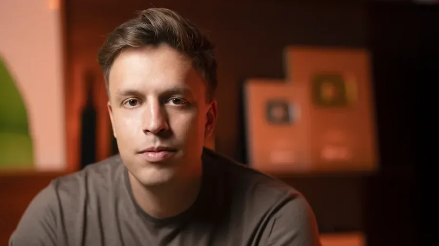 Adrián Sáenz — divulgador de finanzas personales e IA en español